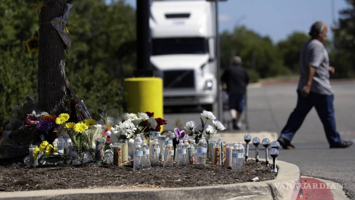 Víctimas del ‘camión de la muerte’ de Texas sufren el acoso de la policía en EU