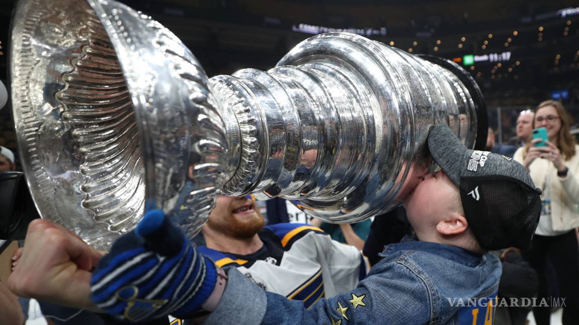 $!La pequeña aficionada de los Blues de San Luis con una terrible enfermedad que sale del hospital para verlos ser campeones por primera vez
