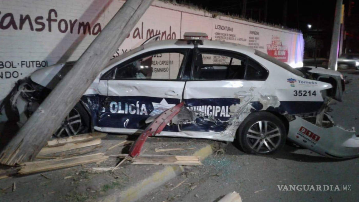 Pareja de policías municipales de Torreón resultan lesionados en choque