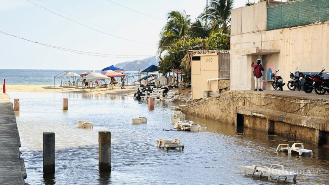 $!En los últimos días, diversas playas de Acapulco han sido afectadas por un fenómeno conocido como mar de fondo.