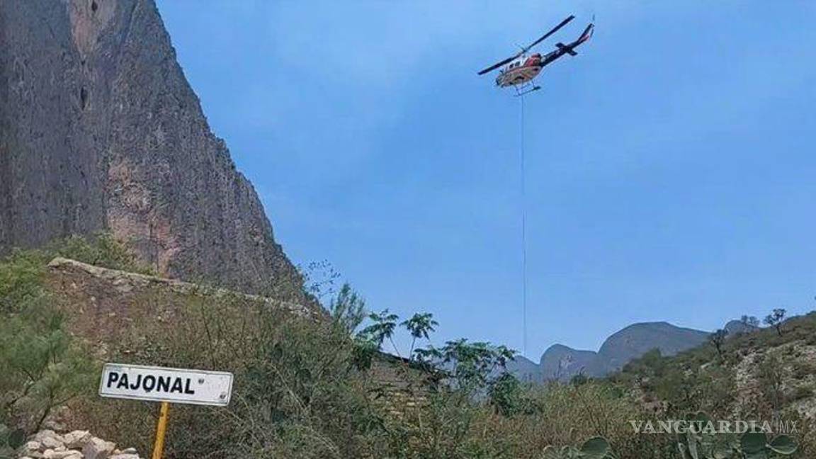 $!Helicóptero de la Marina se suma al combate de incendio forestal en Nuevo León