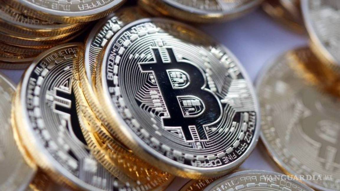 En un mes, Bitcoin pierde la mitad de su valor