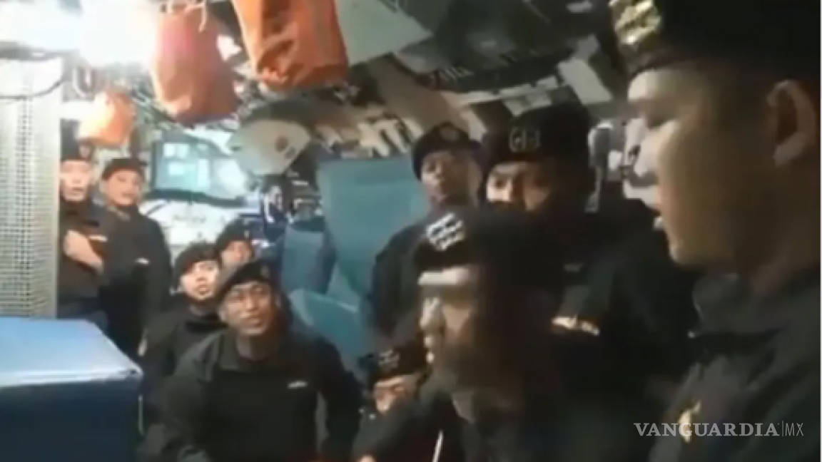 Comparten momento trágico en que tripulación de submarino de Indonesia canta antes de hundirse