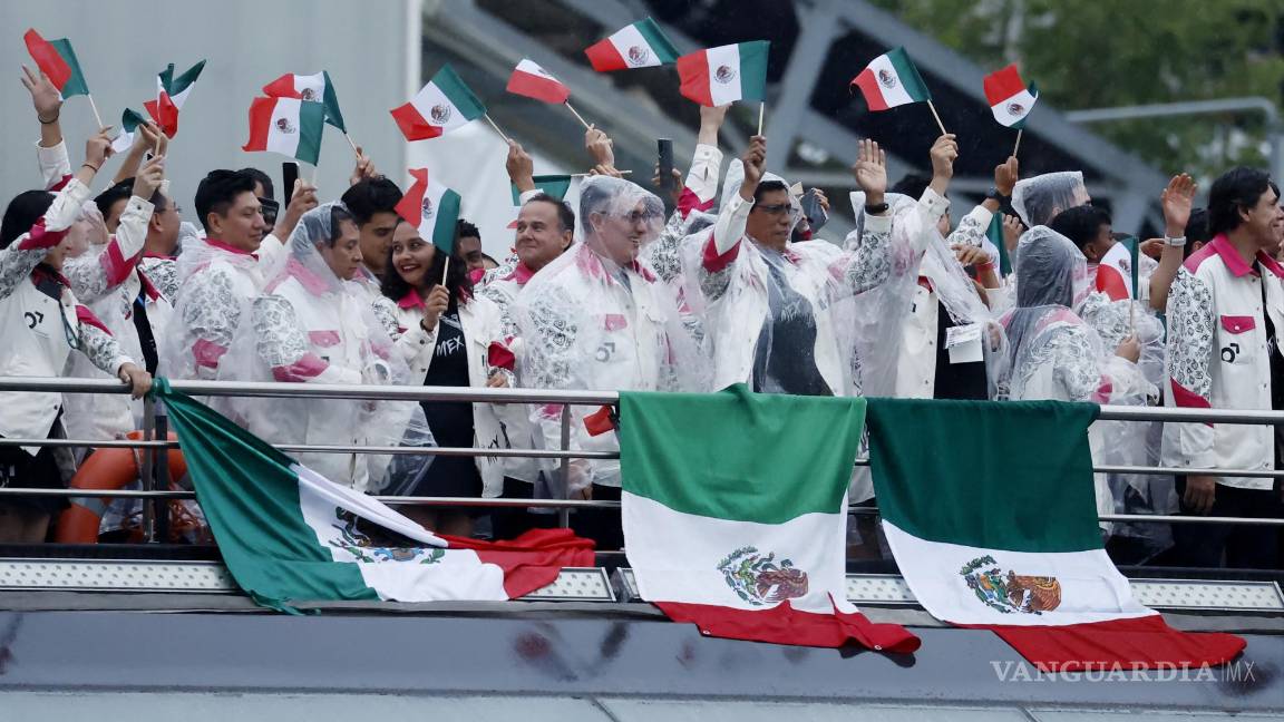 $!La lluvia no detuvo el paso de la delegación mexicana por el Río Sena.