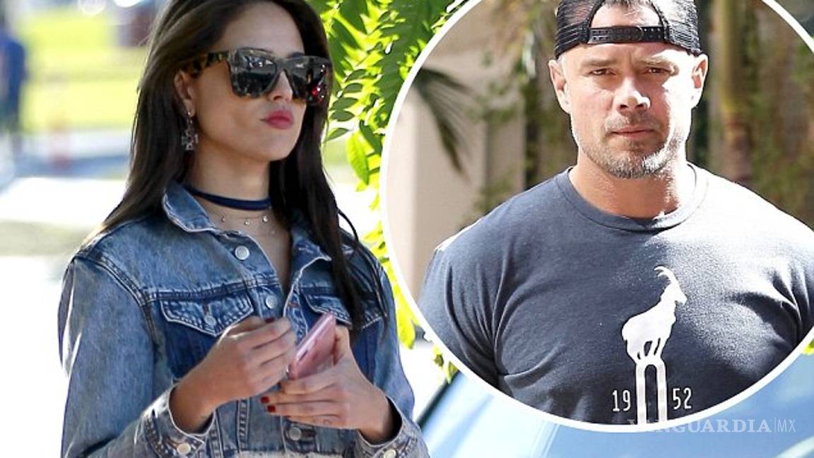 $!Eiza González pasea con camiseta, pero sin brasier por Los Ángeles