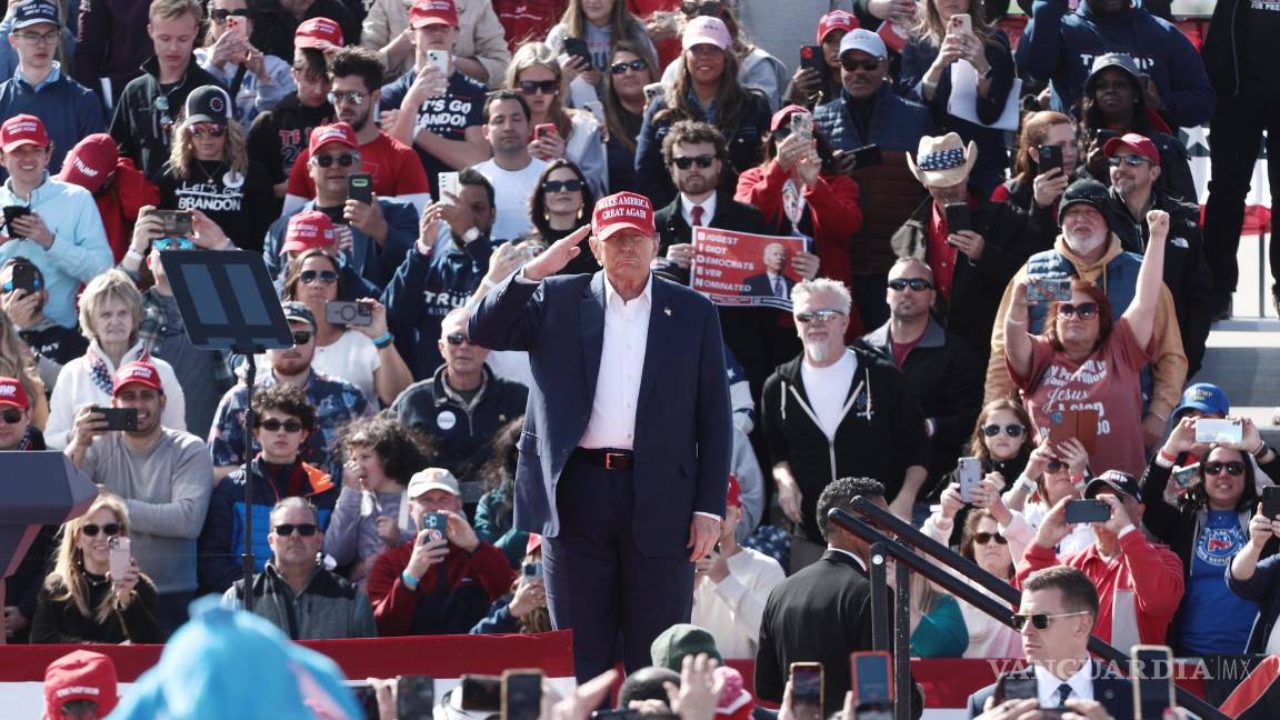 $!Donald Trump saluda mientras pronuncia un discurso en la campaña electoral presidencial del Buckeye Values PAC Rally en Vandalia, Ohio.