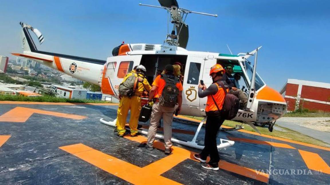 $!Elementos de Protección Civil de Nuevo León se trasladaron al vecino estado de Coahuila para apoyar en el control del incendio.