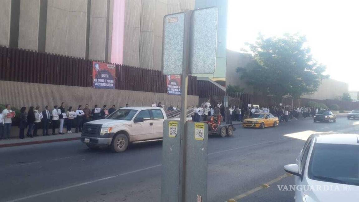 Continúa protesta de trabajadores del PJF Saltillo; piden apoyo a ciudadanía