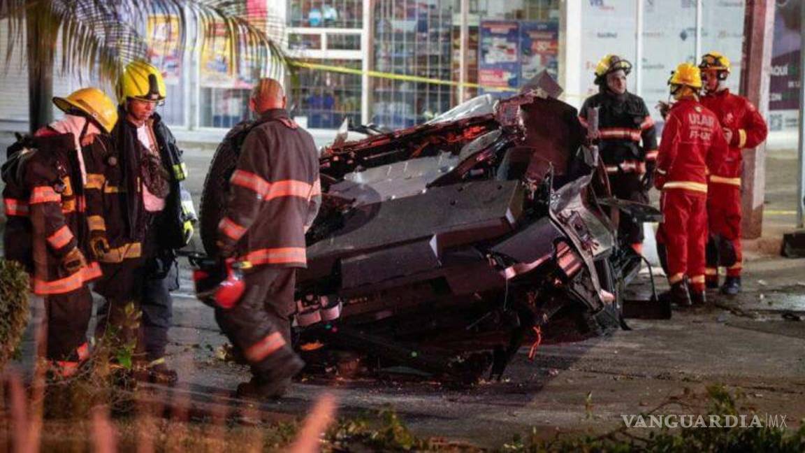 $!Cybertruck choca y se quema, tres mueren, en California