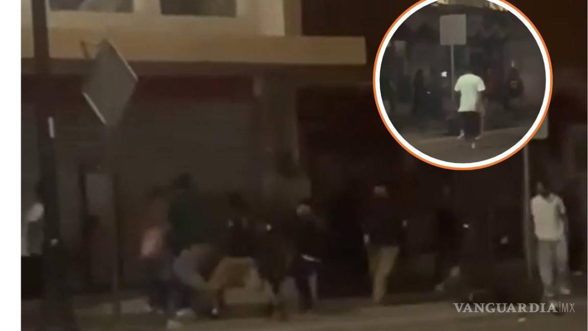 A cinturonazos y patadas: más de 20 jóvenes pelean en calles de Saltillo (video)