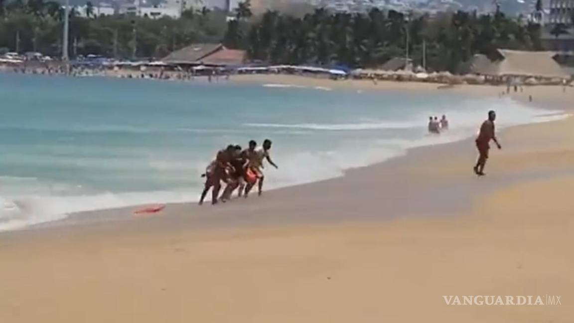 Salvavidas rescatan a menor saltillense en playa de Acapulco; oleaje lo habría arrastrado (video)