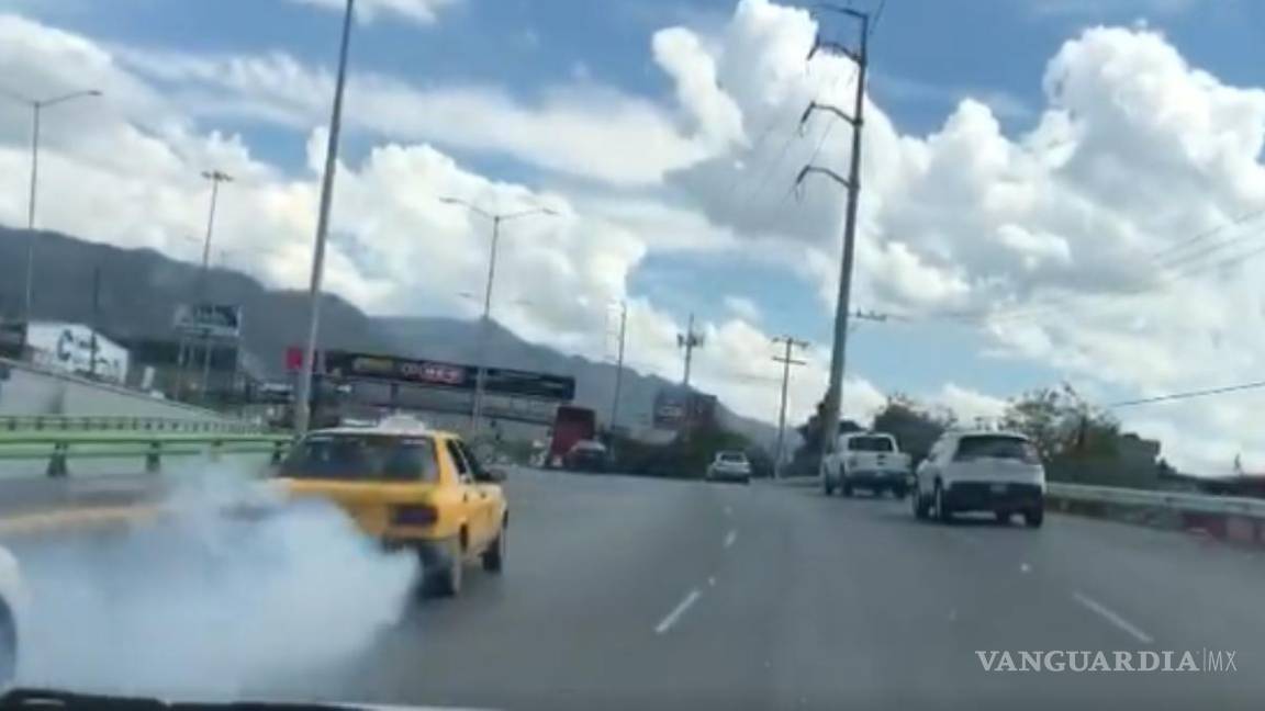 ‘Está fumigando contra el dengue’: Exhiben en redes a taxista de Saltillo por contaminar