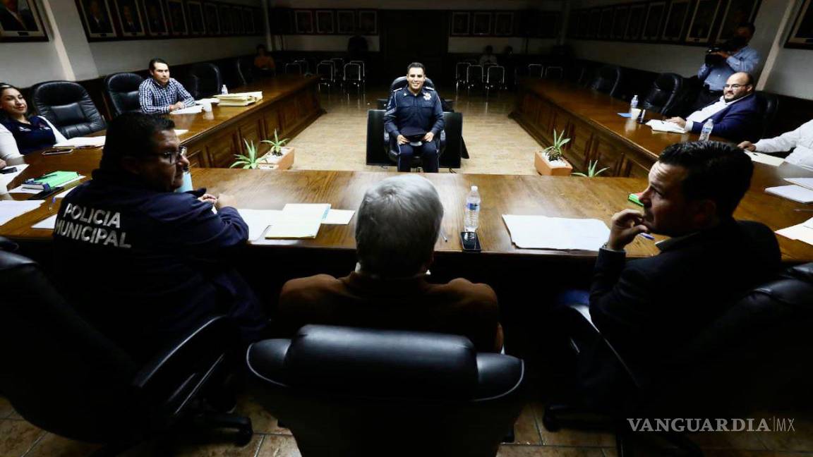 Entrevista Chema a policías, para la promoción de grados