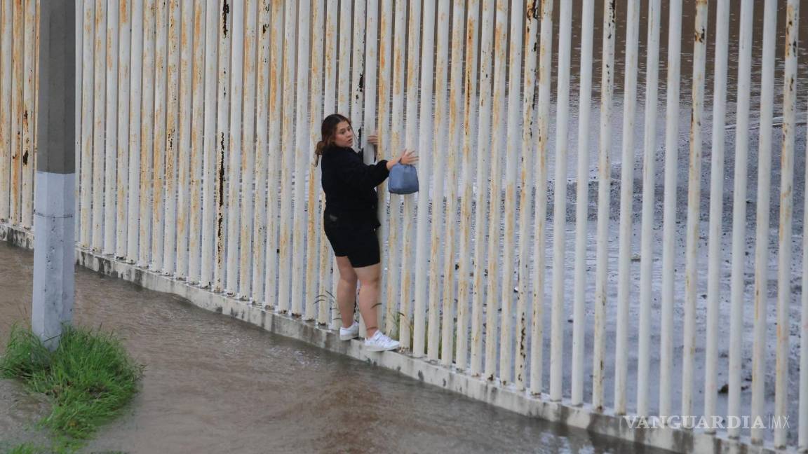 $!Banquetas de colonias del sur de la ciudad quedaron bajo el agua.
