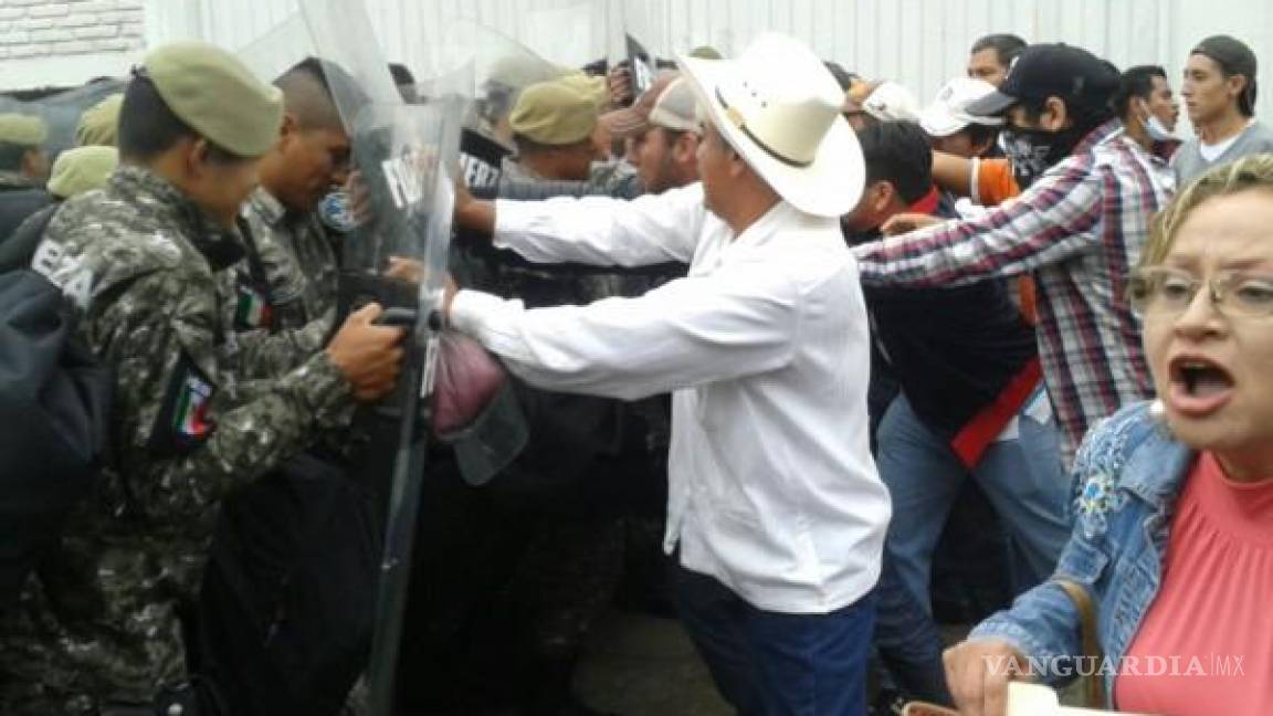 Se enfrentan maestros disidentes y policías en Veracruz; hay dos heridos