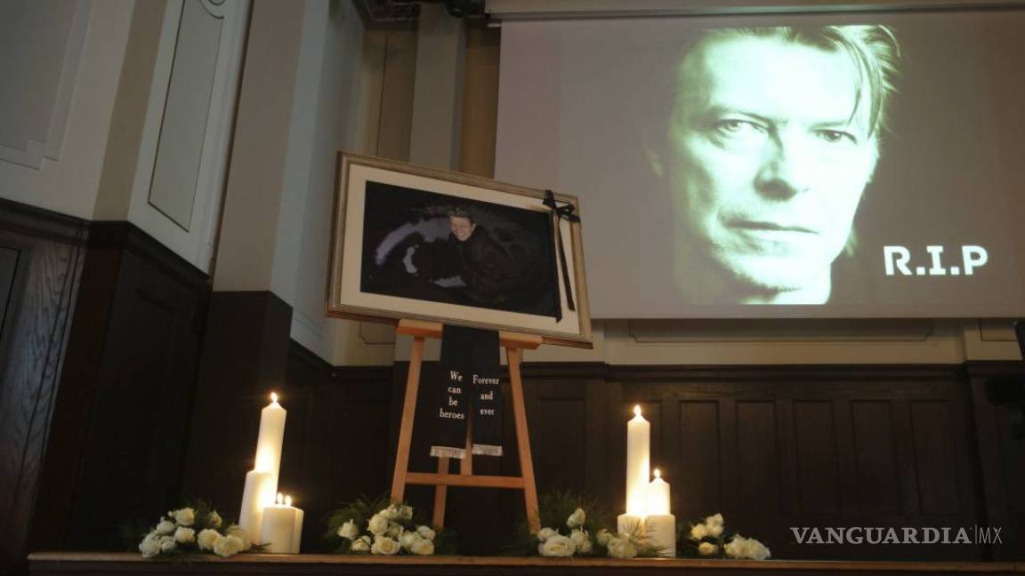 Fans de David Bowie lloran su muerte en un funeral en Berlín