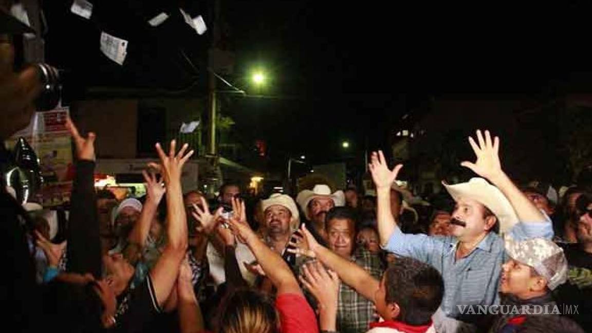 Nuevo escándalo de “Layín”, el alcalde que 'robó poquito', lanza billetes en una fiesta (VIDEO)