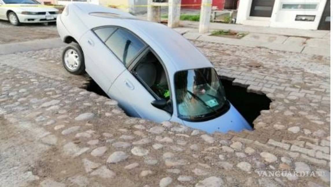 Socavón se abre frente a automóvil en Mazatlán