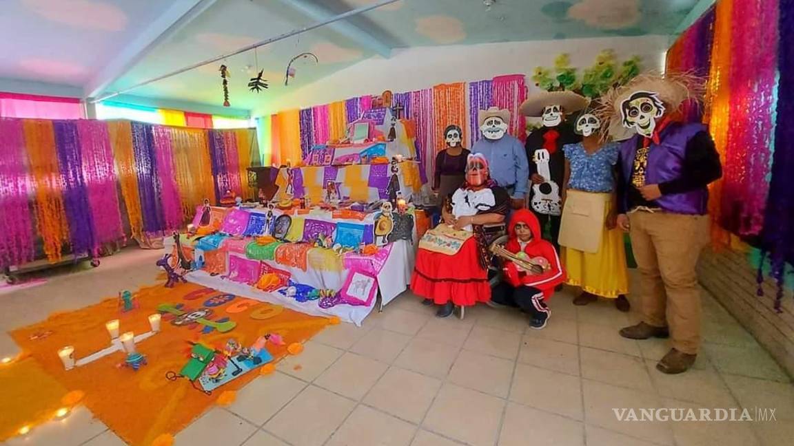 $!¿Ya viste estos altares en Saltillo? Dedicados a familiares, Walt Disney, Juan Gabriel, Cri-Cri y más (Fotos)