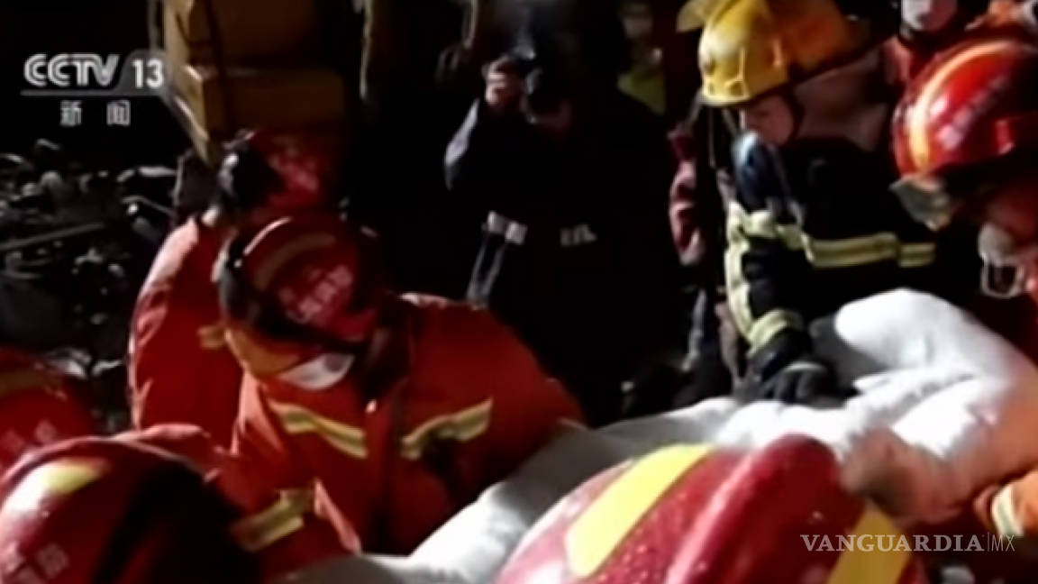 Socorristas rescatan a niña que sobrevivió en brazos de sus padres muertos tras derrumbe en China