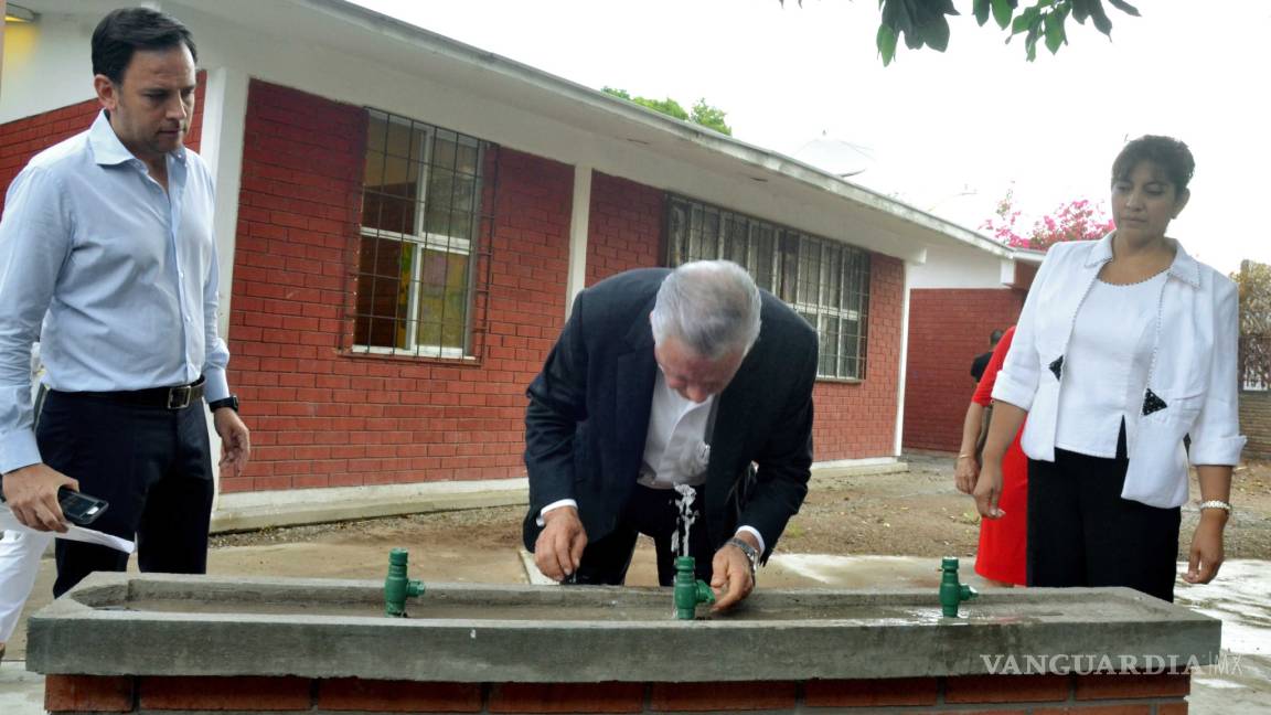 Alcalde de Torreón entrega cisterna a la primaria Habib Estéfano