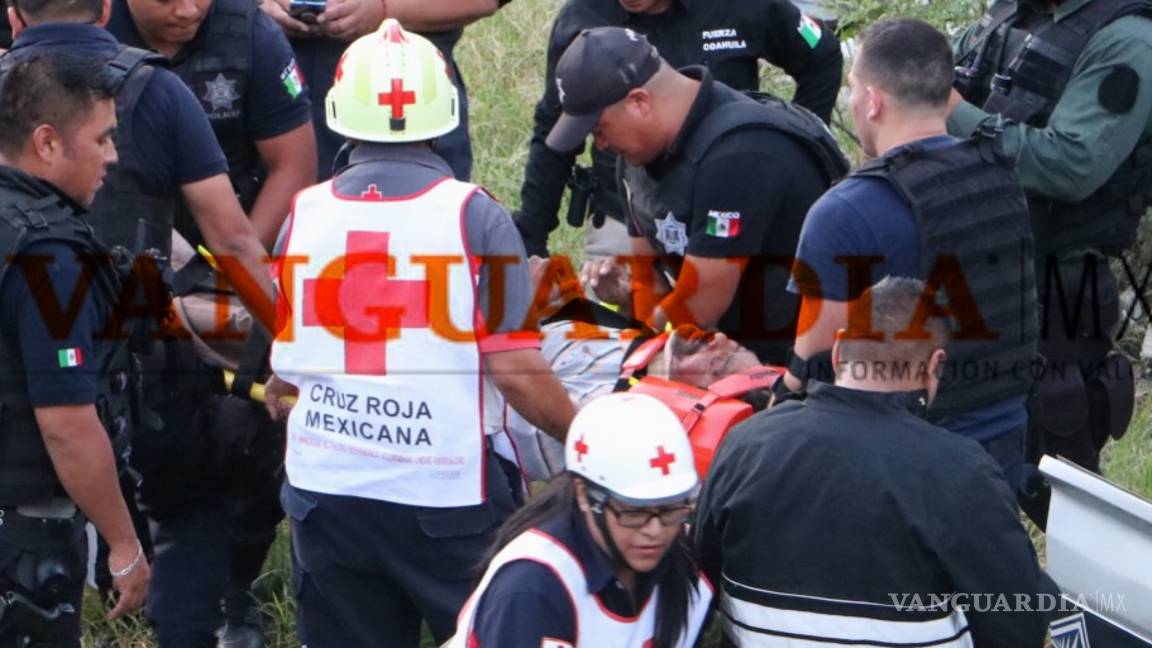 $!Padre e hijo roban patrulla de la policía de Saltillo y terminan volcados