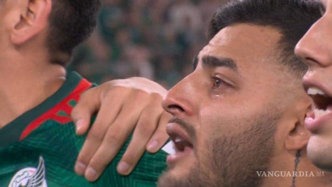 ¡Hasta las lágrimas! Alexis Vega llora durante el himno mexicano en el partido contra Polonia