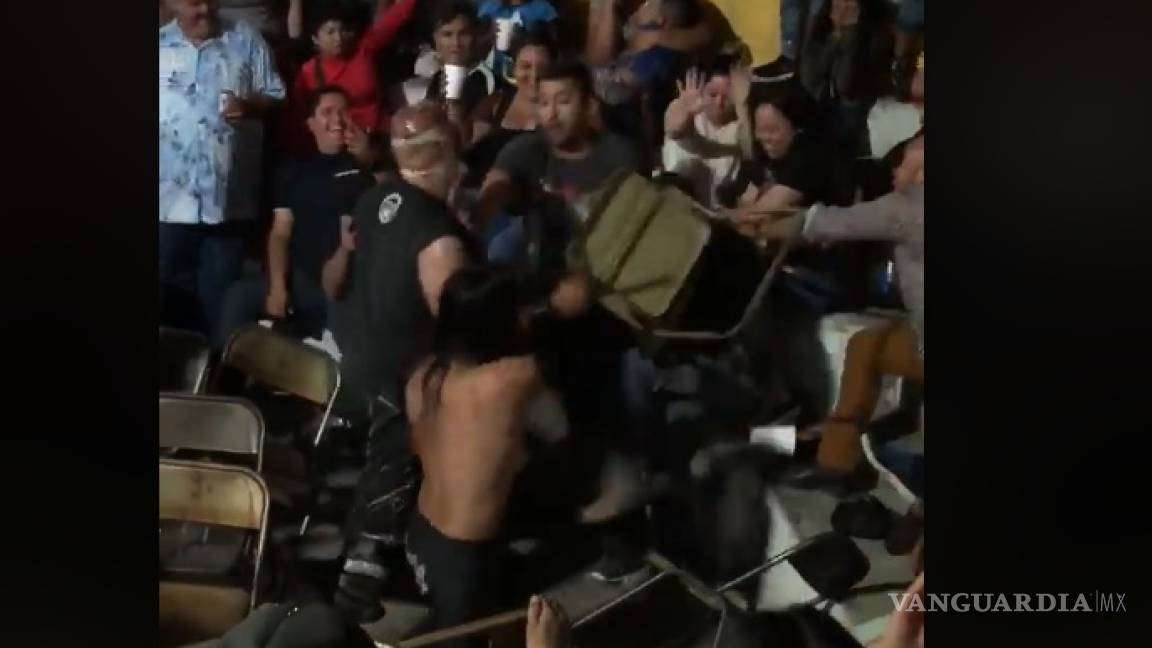 Luchadores se pelean en Monterrey ¡con el público!