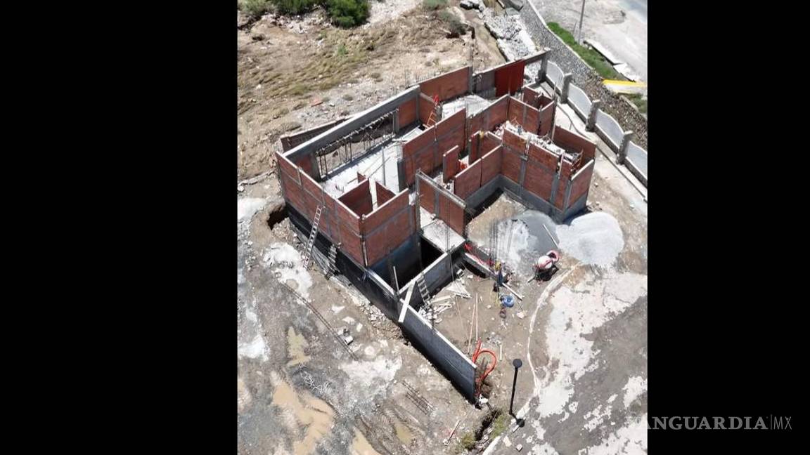 $!Vecinos afirman que la casa que construye el Arqui Juve es la causa de las inundaciones en el fraccionamiento Country Club.