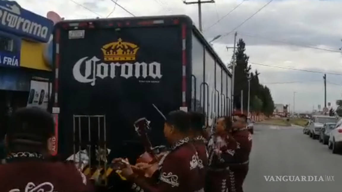 Con mariachi reciben y celebran en Saltillo abastecimiento de cerveza [VIDEO]