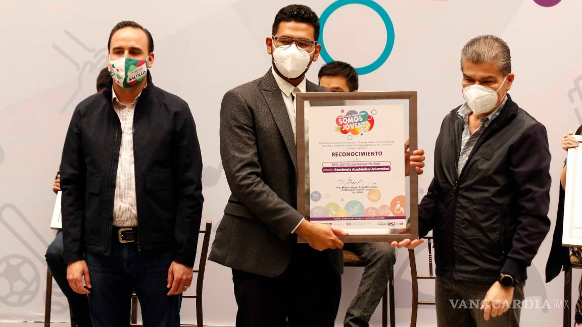 $!Adolescente gana Premio Estatal de la Juventud en Coahuila... él prefiere pavimento para su colonia en Sierra Mojada
