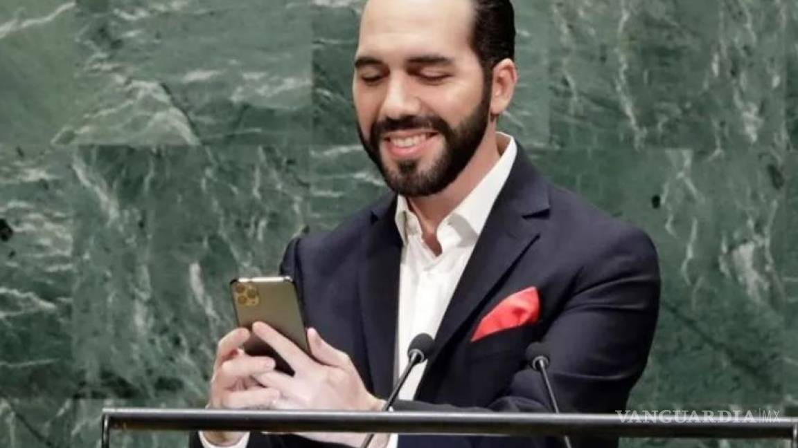 Antes de iniciar su discurso Nayib Bukele se toma una selfie en la tribuna de Naciones Unidas