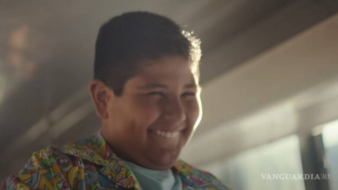 Mmmm... 'Niño del Oxxo' reaparece como protagonista de video musical (video)