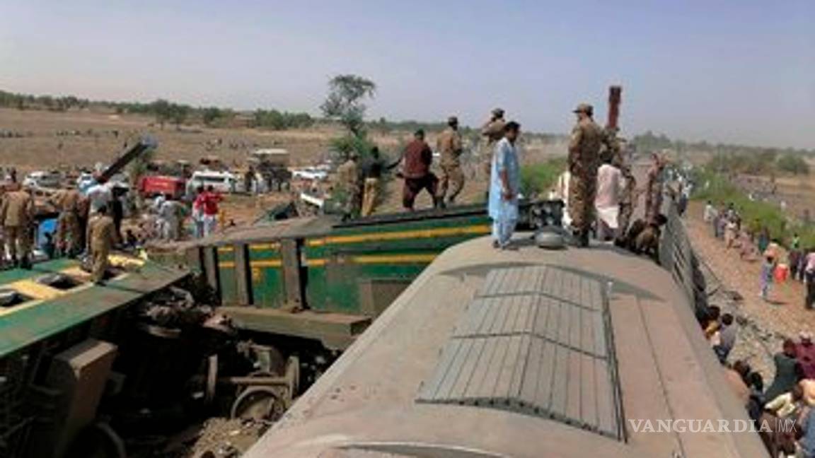 $!Choque de trenes deja 40 muertos al sur de Pakistán