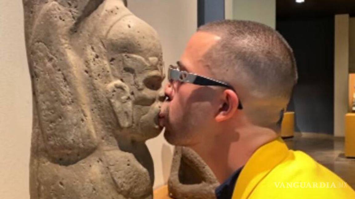 $!Artista besa y lame piezas arqueológicas del Museo Nacional de Antropología