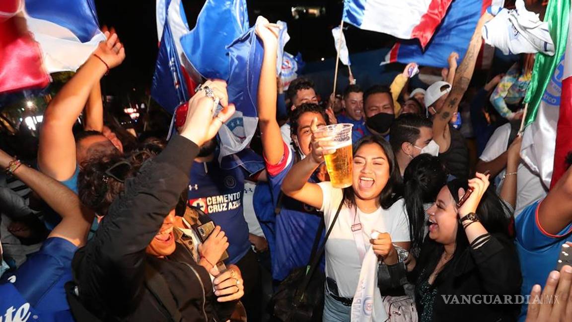$!Después de 23 años en silencio, así celebran aficionados al campeón Cruz Azul