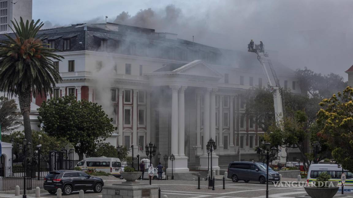 Destruye incendio el Parlamento de Sudáfrica