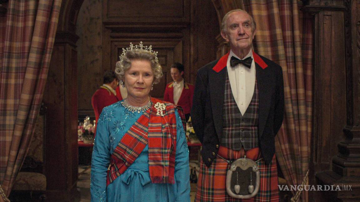 $!En esta imagen proporcionada por Netflix, Imelda Staunton como la reina Isabel II, izquierda, y Jonathan Pryce como el príncipe Felipe en una escena de The Crown.