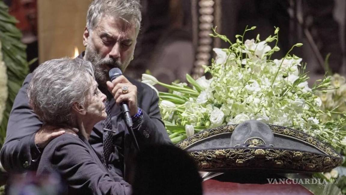 $!El último adiós a Vicente Fernández fue dividido entre lo que significa un funeral convencional y un gran concierto para los fieles seguidores de Chente. Fue parte tristeza y parte celebración. Foto: Cuartoscuro