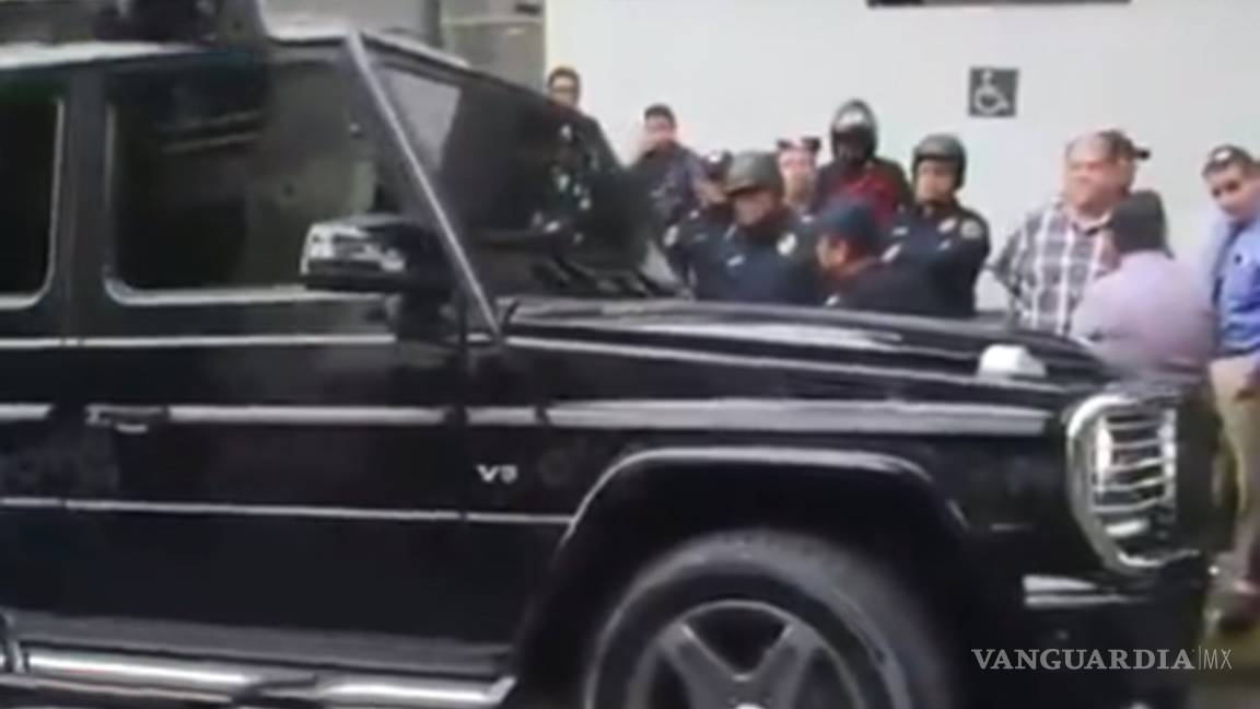 Hombres se atrincheran en Mercedes después de apuntarle con arma a policía