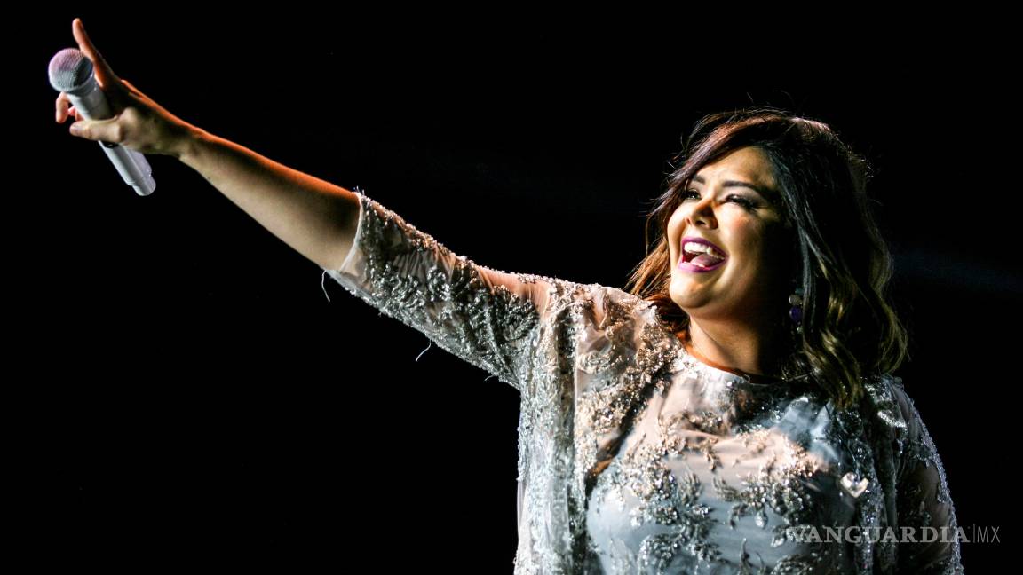 $!Yuridia enamora con su voz, pero no llena auditorio