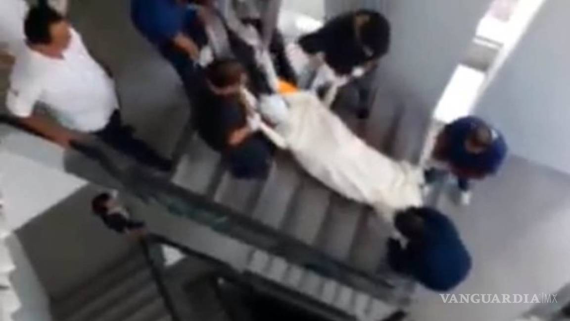 Al no tener elevadores en ISSSTE de Querétaro, arrastran cadáveres por las escaleras