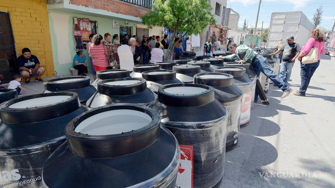 $!Entregan más de 90 tinacos en la colonia Centenario de Saltillo