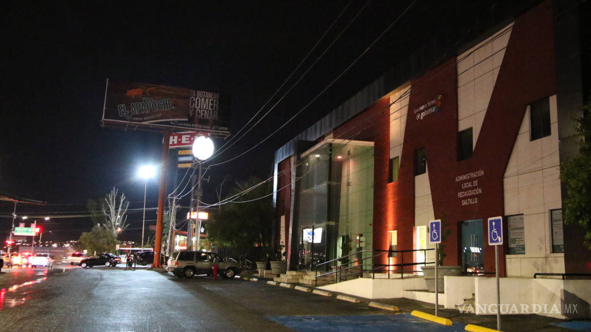 $!No respetan reglamento empresas de espectaculares en Saltillo