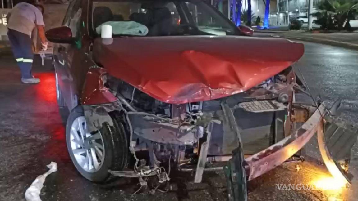 $!El conductor del compacto no esperó la flecha verde, provocando el cierre parcial de la circulación.