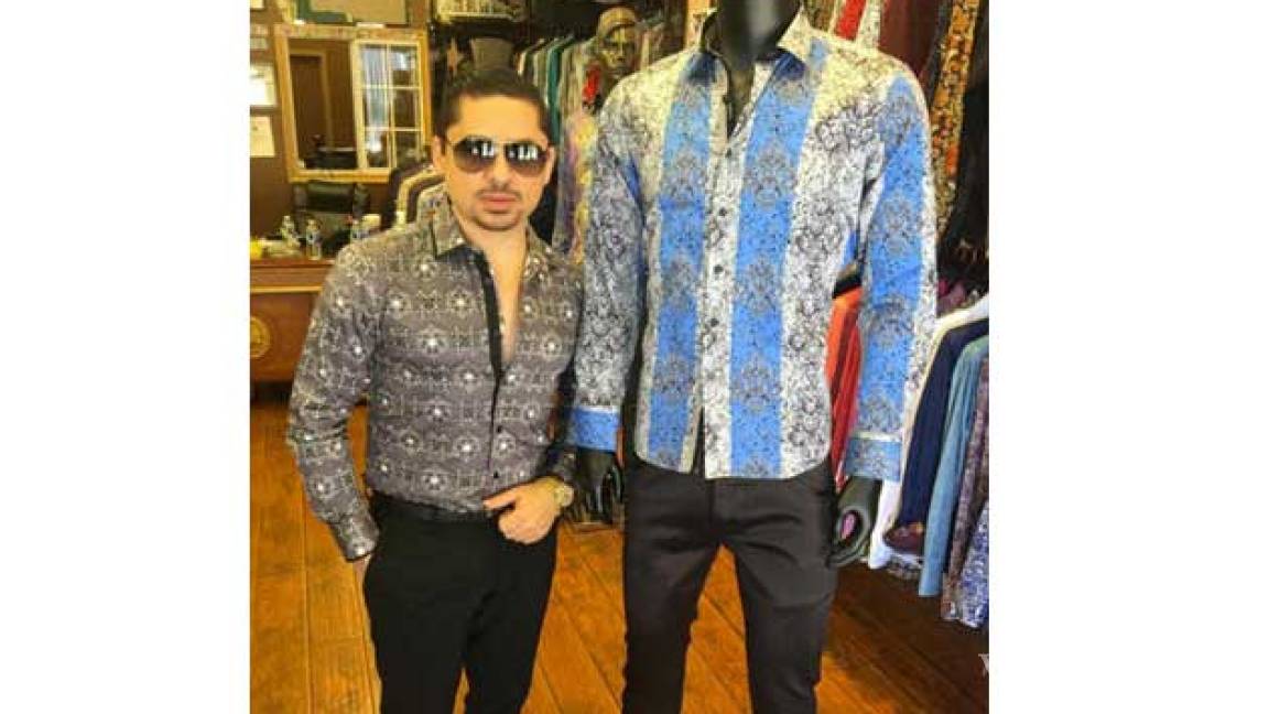 El cantante Larry Hernández se suma a la moda de famosas camisas del &quot;Chapo&quot;