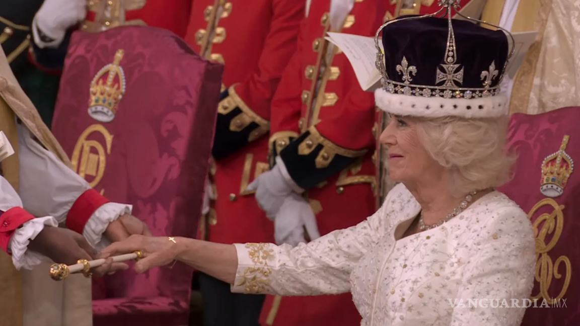 $!La reina Camila sonríe cuando le otorgan la corona de la reina María para su investidura.