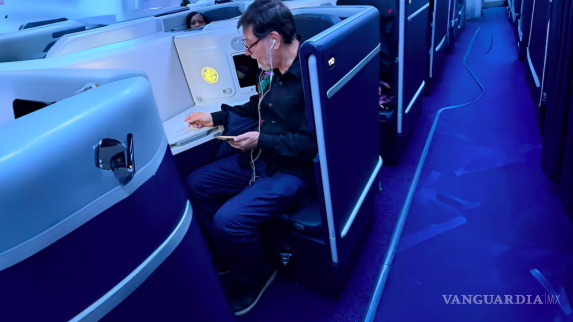 $!‘Mira, López-Dóriga, ¿querías pruebas? Ahí las tienes’: Noroña presenta cheque de pago por viaje a París