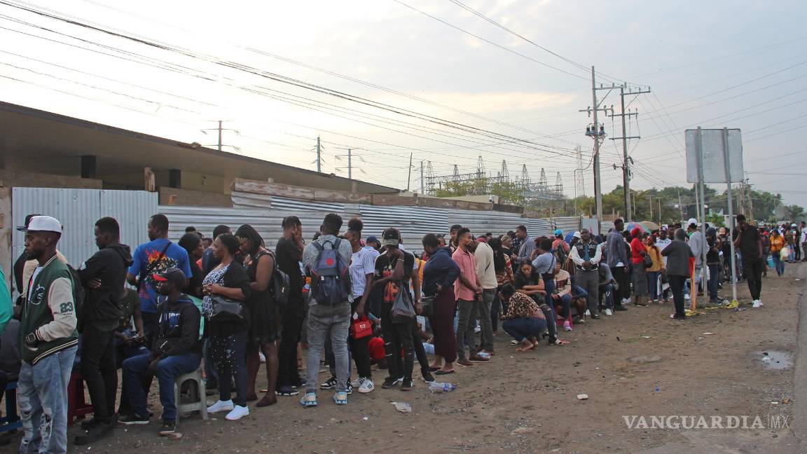 $!Migrantes hacen fila para ingresar al 'Centro Multiservicios' este viernes, en Tapachula, Chiapas (México).