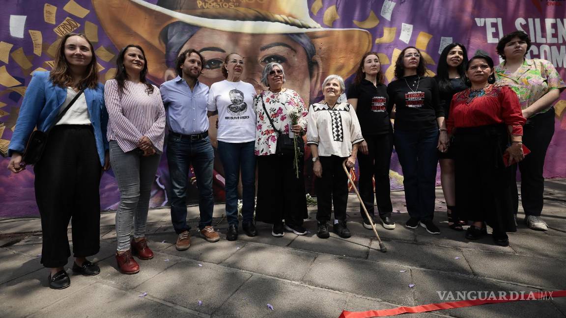 $!Familias y las organizaciones Propuesta Cívica y Reporteros Sin Fronteras inauguraron el mural ‘El silencio es complicidad’ en memoria de Miroslava Breach.